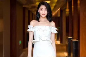 殷桃胖一点更美，穿波点衬衫配牛仔裤显丰满，自信秀“酒杯腿”图片