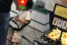 母女带娃逛超市，姥姥挑菜没顾孩子，宝妈怒了：你就管看孩子图片