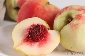 保存桃子时，别洗完再放冰箱了，果农教你一招，放15天也不坏图片