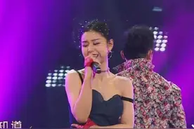 李小萌开始走“野性”路线？穿虎纹吊带裙反差大，王雷眼光真到位图片