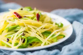 炒土豆丝，直接炒还是先焯水？大厨教你正确做法，吃起来又香又脆图片