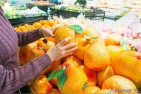 买柚子，专挑圆的就错了，老果农：牢记3句挑柚口诀，你也是行家图片