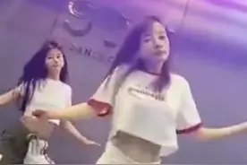 李小璐晒帅气舞蹈视频 穿着性感露小蛮腰上身疑走光图片