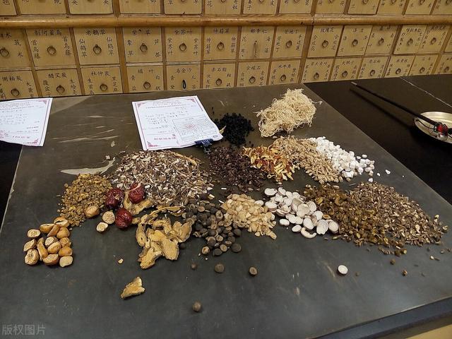 手指上起小红点很痒