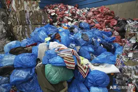 农村商贩又出新招，专跑乡下一毛一斤回收旧衣服，村民：能挣大钱图片