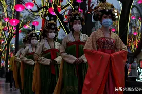 大唐不夜城步行街游人如过江之鲫，歌手半戴着口罩尽情歌唱图片