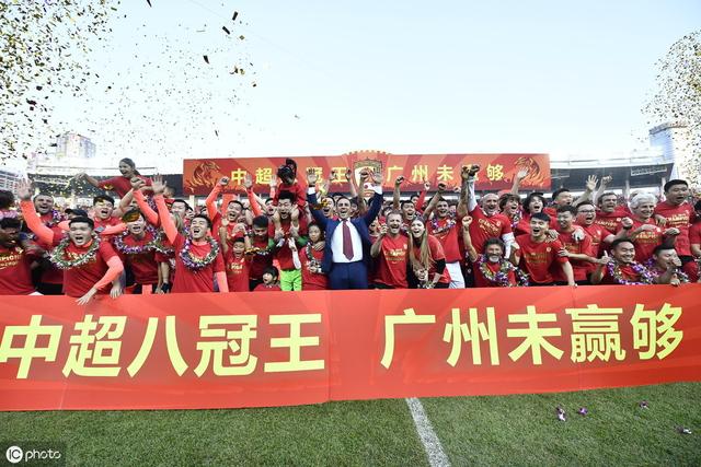 广州恒大赛后庆典现场，卡纳瓦罗西装亮相，全队登领奖台狂欢