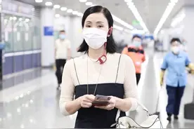 小陶虹白色皮肤衣搭配黑色吊带装，一袭穿搭优雅知性图片