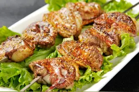 吃烧烤时，为何内行人专挑这“4种肉”来点？烧烤摊主：不敢作假图片