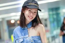 敢问晨姐，你衣服的另一半去哪了，太放肆了吧图片