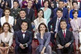 全国107位主持大合影，董卿稳坐C位，撒贝宁地位不如汪涵图片