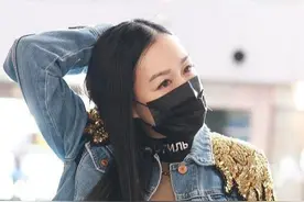 上了年纪的女人穿衣要稳重，钟丽缇穿破洞裤勒出赘肉，内搭更豪放图片