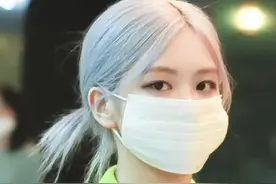 朴彩英直播上班私服太前卫！荧光绿卫衣扣子开得低，好身材挡不住图片