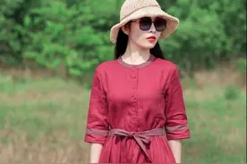 女人应该穿随性休闲的亚麻连衣裙，拍摄生活照也好漂亮图片