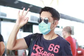 蔡国庆一袭穿搭很冻龄，蓝色印花T搭配卡其色裤，不停Pose打招呼图片