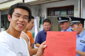 高考生见义勇为斗歹徒，高考成绩差72分，被清华破格录取图片