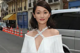 46岁周迅太会穿，白色“绑带裙”甜美又显嫩，宛若豆蔻少女图片