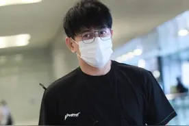 49岁吴奇隆依旧潮男，黑色T恤配短裤好时尚，刘诗诗嫁对人了图片