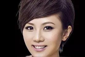 为了多陪伴年幼的女儿，美女主持人李静雯选择离开了《今日关注》图片