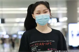 街拍：金靖穿印花T恤配牛仔裤搭时尚凉鞋，尽显萌萌可爱图片