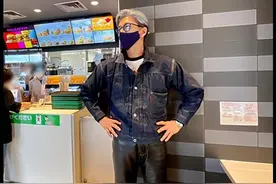 47岁木村拓哉一头白发吃汉堡，黑皮裤太帅气，重现长发时的不羁图片