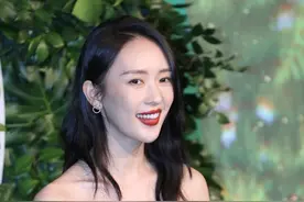 35岁童瑶高调亮相，穿黑色抹胸裙配微卷披肩发，尽显苗条好身材图片