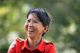 20米外的野猪1枪就放倒：1个云南女猎人说起如今生活笑的开心图片
