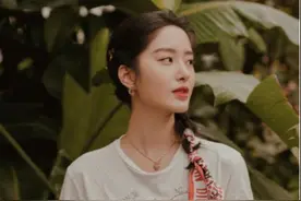 一条丝带让穿搭更有韵味，杨采钰搭配丝带气质超佳，丽颖娇俏可爱图片