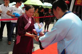 母亲和20岁儿子：当更年期撞到青春期，该怎么办图片