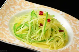 炒土豆丝，有人泡水有人焯水，都不对，分享正确做法，又香又爽脆图片