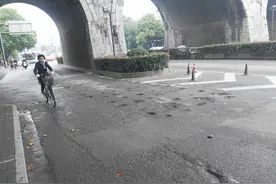 雨天用冷沥青修补道路，杭州多条路坑洞一夜填平图片