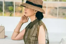 35+的发胖女人别穿“面布袋”，学三木妈这样穿，减龄又有气质图片