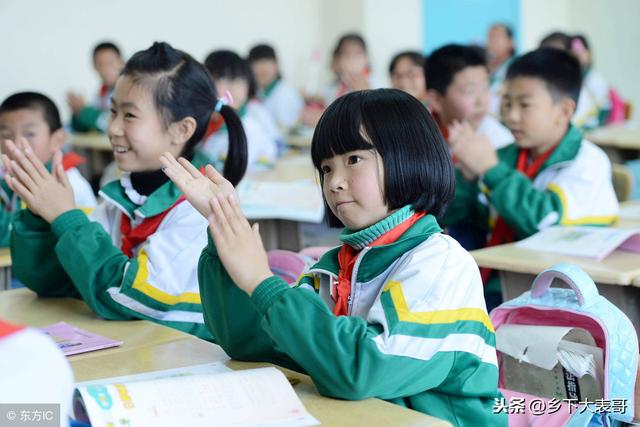 小学生穿校服冬装