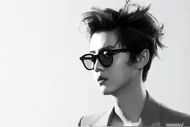 小鹿帅气西装造型更新，贴身穿马甲，帅气又性感图片