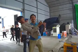 王俊凯王源参演同一部电影！两人脸上涂了很厚的粉，为角色牺牲大图片