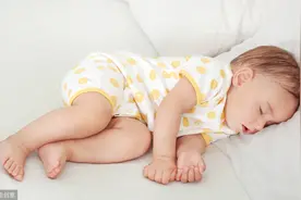 萌娃睡姿走红网络，网友：掀开被子那一刻，仿佛在开盲盒，已笑喷图片