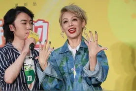 宁静好会穿套装，印花T恤配彩色牛仔夹克，阔腿裤尽显“潮姐”范图片