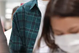 林一现身机场，白T外搭绿色格纹衬衣，面戴口罩也遮不住帅气颜值图片