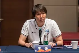 记者：蒿俊闵态度打动李铁；韦世豪对入选国足表现出积极态度图片