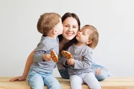 孩子太喜欢黏妈妈怎么办？做到三点让孩子摆脱依赖更独立图片