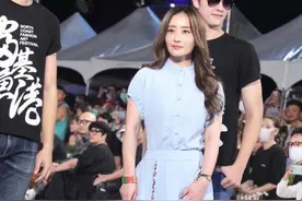 陈德容不愧是“琼女郎”！蓝衬衫配蓝裙清爽又优雅，还是女神模样图片