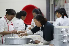 985硕士毕业，到食堂监督做包子：从基层做起？别骗自己了图片