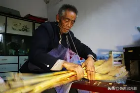 76岁大爷扎笤帚1把10元钱，拿料加工2元钱，山里啥都便宜图片