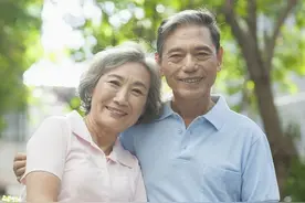 你们爸妈都是怎么秀恩爱的？当老人撒起狗粮来，就没年轻人啥事了图片