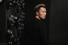 谢霆锋：人到中年，慢慢靠近窦唯图片