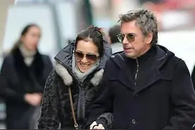 54岁巩俐携71岁外国老公出行，相差17岁却被老公宠上天图片