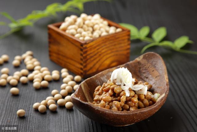 防骨松只补钙？骨科医生：这3种营养素，保骨强骨，骨头硬如石！