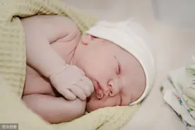 宝宝刚出生就抓烂脸。如何给新生宝宝剪指甲是每一位父母的必修课图片