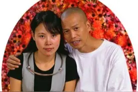 艺术界“疯子”何云昌，他取出肋骨制成项链，送给心爱的女人戴上图片