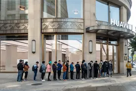 今天，你在华为店门口排队了吗？图片